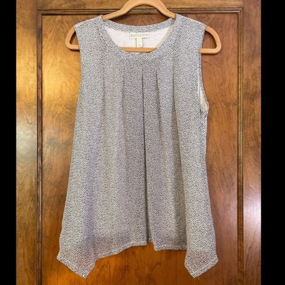Woman’s black/white‎ sleeveless top. Size large. Like new.